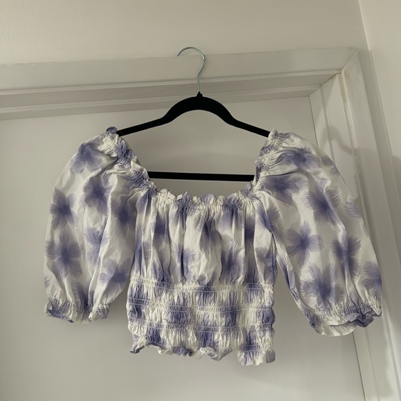 Brand: Levi’s. Size: Medium. Color: White & Purple. - Picture 3 of 3